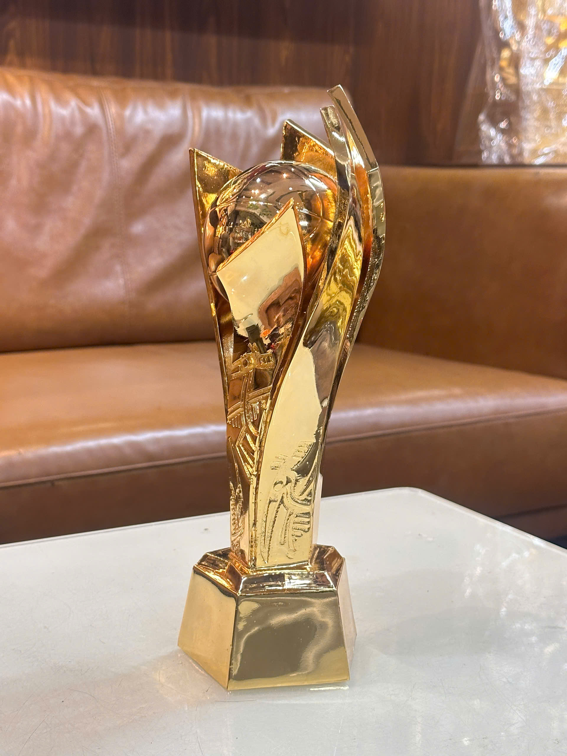 Chế tác Cup bóng rổ bằng đồng mạ vàng 