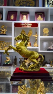 Tượng Kim Mã Phi Thiên – Ngựa Phong Thủy Chiêu Tài Lộc