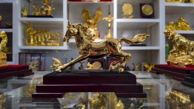 Chiến Mã Hưng Vượng – Tượng ngựa phong thủy mạ vàng cao cấp