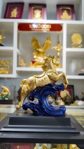 Lãng Mã Phi Vân – Khí Thế Ngựa Vàng Cưỡi Sóng