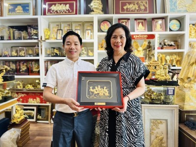 Quà tặng sếp nữ về hưu – Gợi ý 5 món quà sang trọng, ý nghĩa thể hiện sự trân trọng và biết ơn