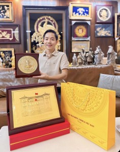 Thiết kế – Chế tác Tranh Tòa nhà Phủ Chủ tịch và Chân dung Bác Hồ mạ vàng 24K – Quà Tặng Đại Biểu Đại Hội Đảng 2025
