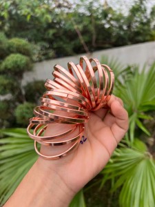 Vòng Đồng Nguyên Chất Thủ Công Lợi Ích Sức Khỏe: Sức Hút Từ Món Trang Sức Thô Mộc Đầy Cá Tính Giữa kỷ nguyên của những món trang sức lấp lánh được sản xuất hàng loạt bằng máy móc công nghiệp, xu hướng