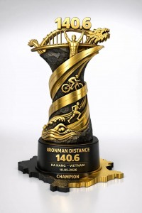 Kiệt tác cúp ba môn mạ vàng tôn vinh ý chí chinh phục giới hạn