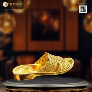 Dép Tổ Ong Dát Vàng – Tác Phẩm Nghệ Thuật Hoài Niệm