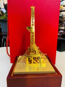 Mô hình dàn khoan dầu mạ vàng 24K cao cấp