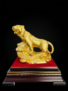 Tượng hổ đồng mạ vàng 24K biểu tượng quyền uy và giá trị truyền thống