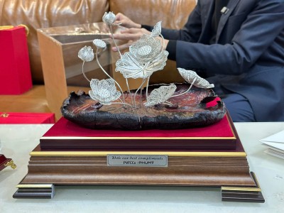 Sắc Sen Bạc: Tuyệt Tác Quà Tặng Đẳng Cấp