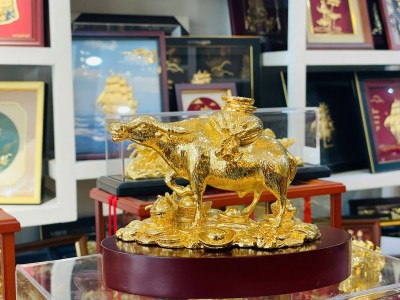 Kim Ngưu Tụ Lộc – Tượng Trâu Mạ Vàng 24K Chiêu Tài