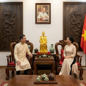Chế tác tượng Bác Hồ ngồi đọc báo mạ vàng – Tác phẩm chân dung tri ân đầy ý nghĩa