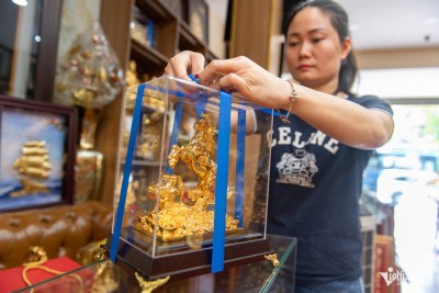 Linh vật ngựa mạ vàng 24K giá hàng chục triệu đồng lên kệ đón Tết