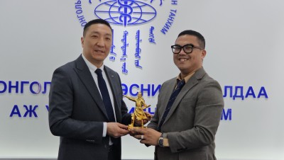 Quà Tặng Đối Tác Nước Ngoài: Gợi Ý Những Món Quà Mang Đậm Dấu Ấn Việt Nam