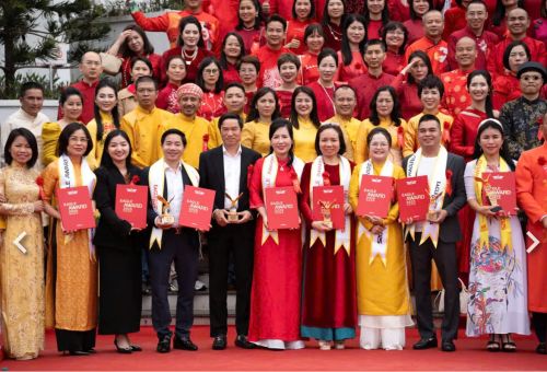 CEO Đinh Lâm Tới của King Gold Art - Đồ Đồng Việt Vinh Dự Nhận Cúp Top 10 Eagle Award 2025