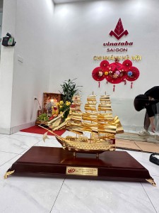 Thuyền Vàng Thuận Buồm Xuôi Gió – Quà Tặng Vinh Danh Vinataba Nhân Kỷ Niệm 40 Năm do King Gold Art – Đồ Đồng Việt chế tác