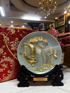 Đĩa Gốm Cá Chép Hoa Sen Mạ Vàng: Quà Tặng Vàng Tinh Xảo