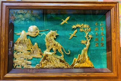 Tranh Vàng Phong Thủy “Hổ Cao Sơn Viễn Vọng” – Biểu Tượng Quyền Uy Và Tầm Nhìn Lãnh Đạo