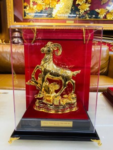 Tượng Dê Vàng Cao Cấp King Gold Art: Quà Tặng Doanh Nghiệp Sang Trọng Cho Người Tuổi Mùi