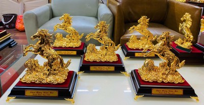Thiết Kế & Chế Tác Quà Tết Doanh Nghiệp: Tượng Ngựa Vàng Nhất Mã Phi Thiên Phú Quý 2026
