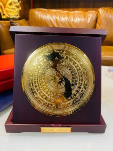 Mặt Trống Đồng In Bản Đồ Việt Nam Mạ Vàng: Quà Tặng Văn Hóa