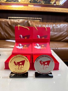 Biểu Trưng Và Xu Mạ Vàng Giới Hạn